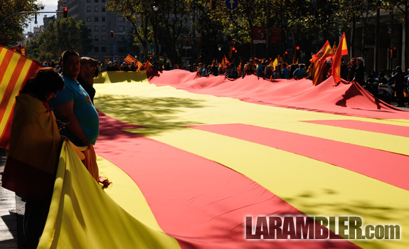 Spanish and Catalan flags joined together, during an anti-independence demonstration. (Passeig de Gracia, October 2013)